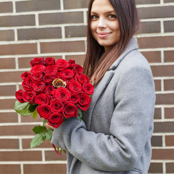 31 красная роза с золотой в букете 