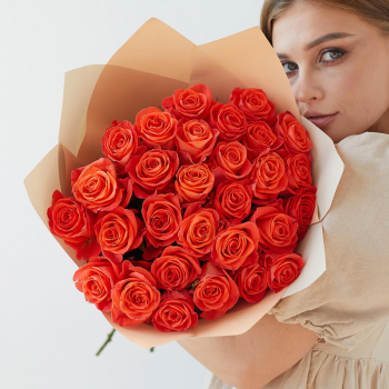 Коралловые розы в букете - 31 шт.