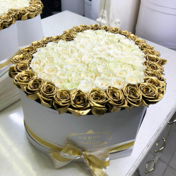 81 белая роза с золотой окантовкой