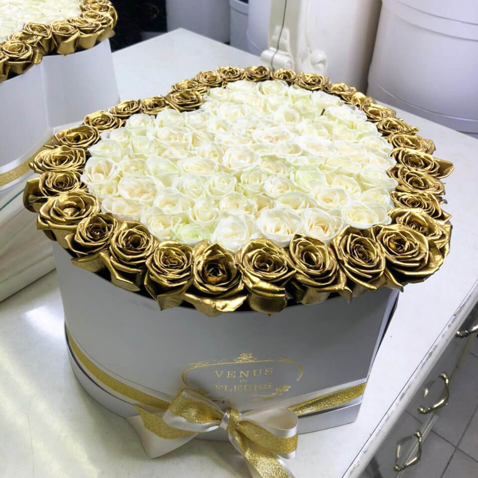 81 белая роза с золотой окантовкой
