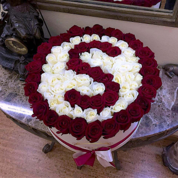 81 белая роза с красной буквой