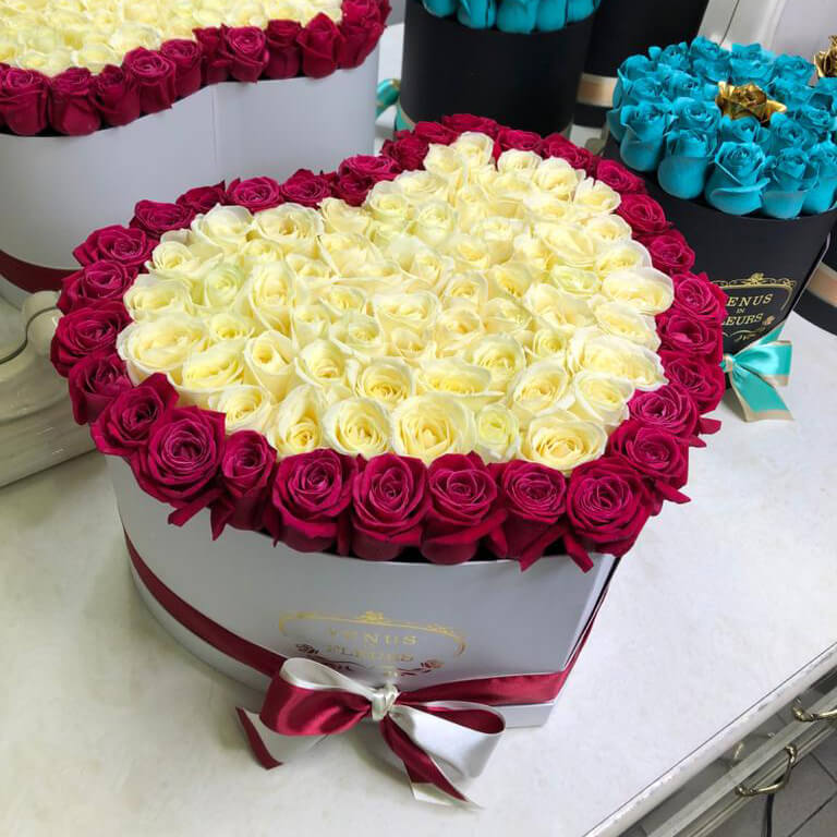 81 белая роза с малиновой окантовкой