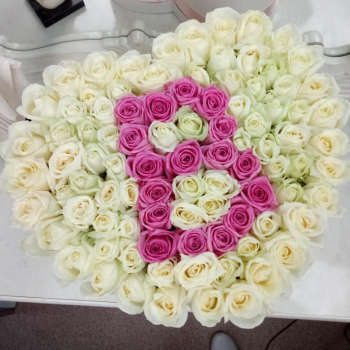 81 белая роза с розовой буквой - сердце