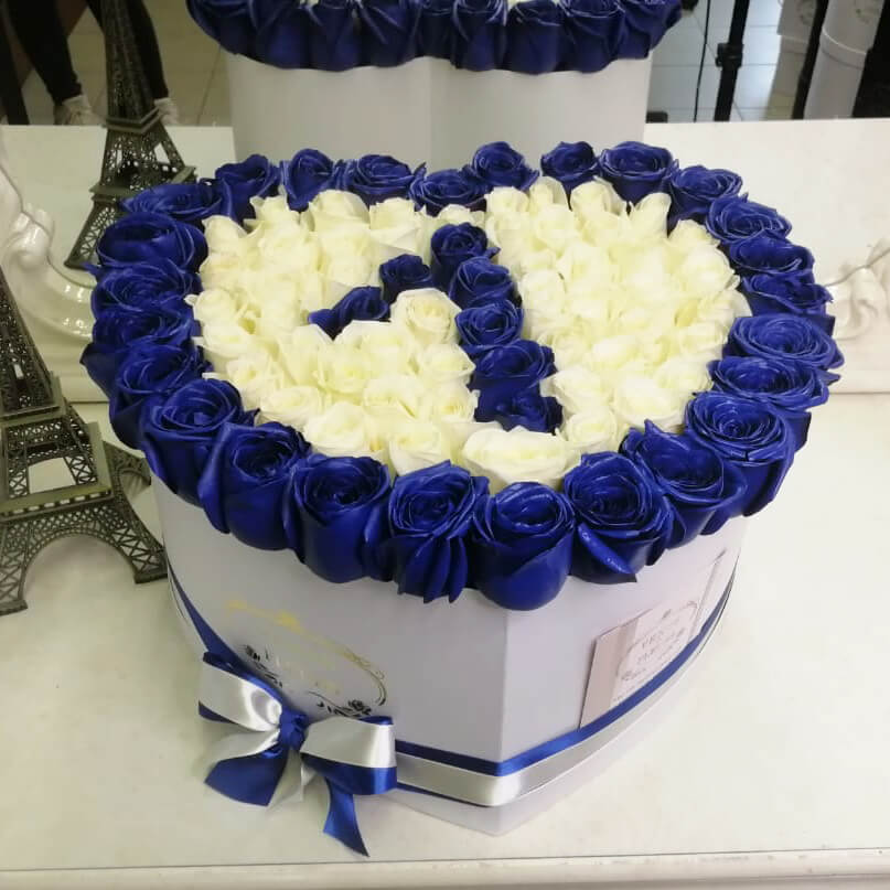 81 белая роза с синей окантовкой и датой