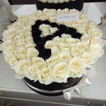 81 белая роза с черной буквой