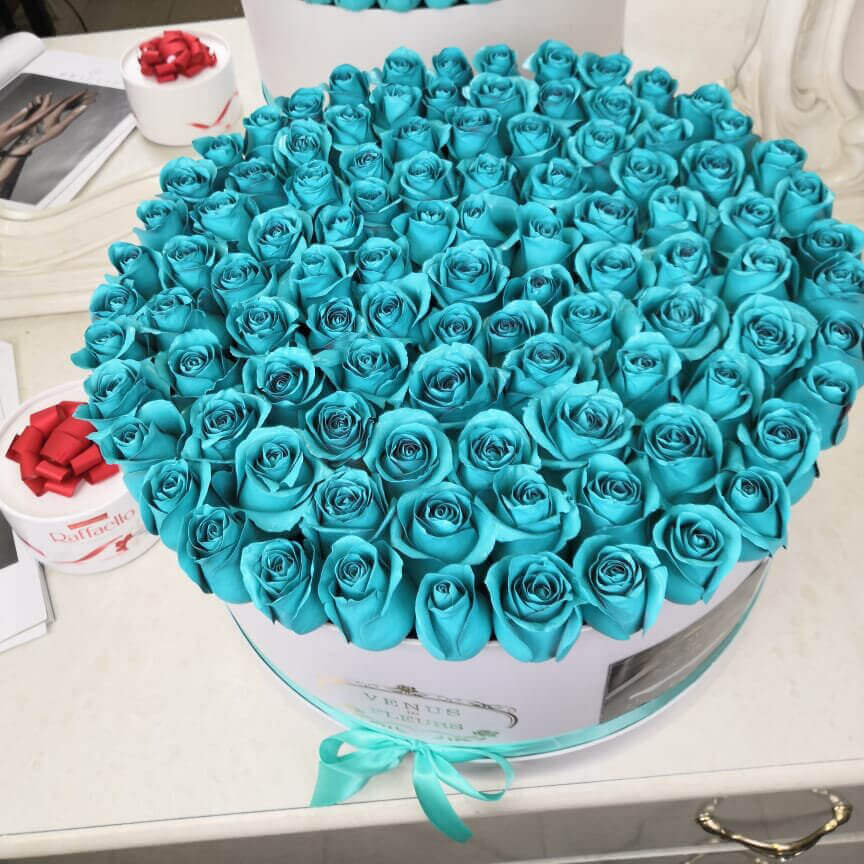 81 бирюзовая роза в коробке