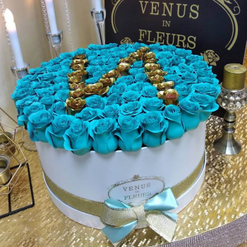 81 бирюзовая роза с золотой буквой 81 бирюзовая роза с золотой буквой