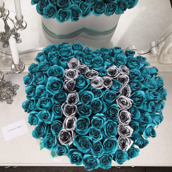 81 бирюзовая роза с серебряной буквой - сердце