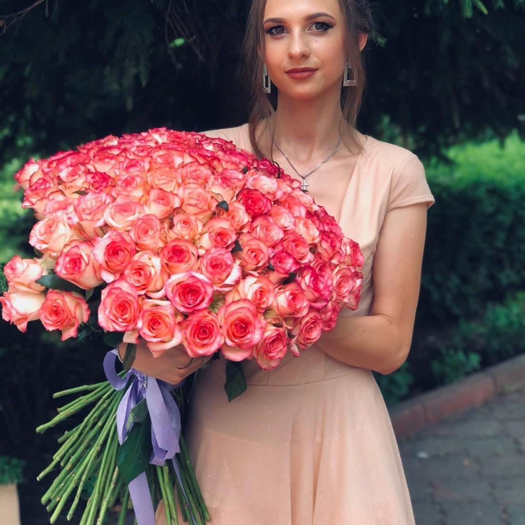 81 розовая роза в букете