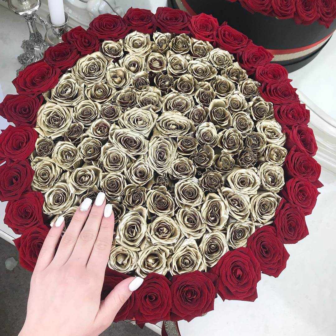 81 золотая роза с красной окантовкой