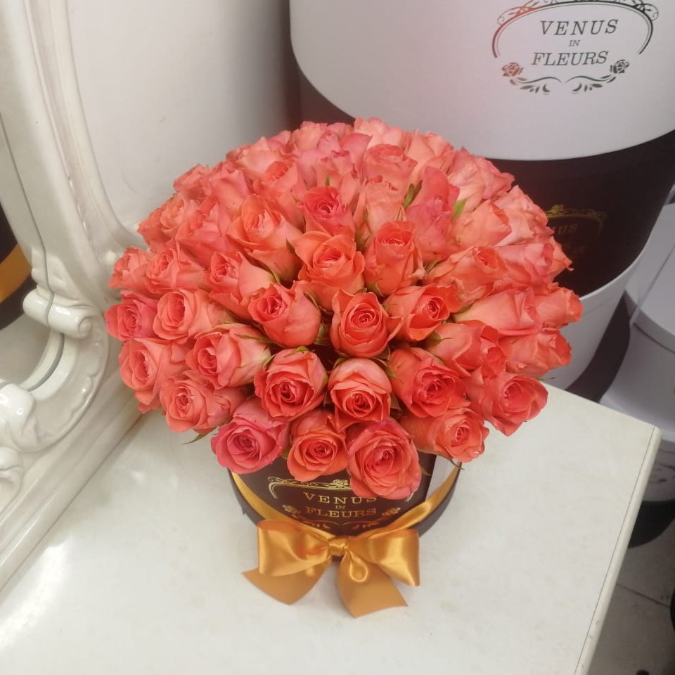 81 коралловая роза в форме шара