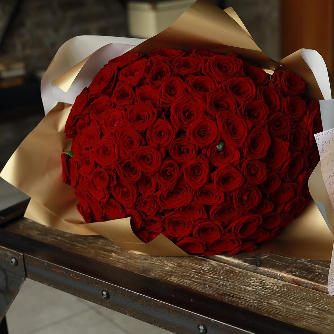 81 красная роза в букете