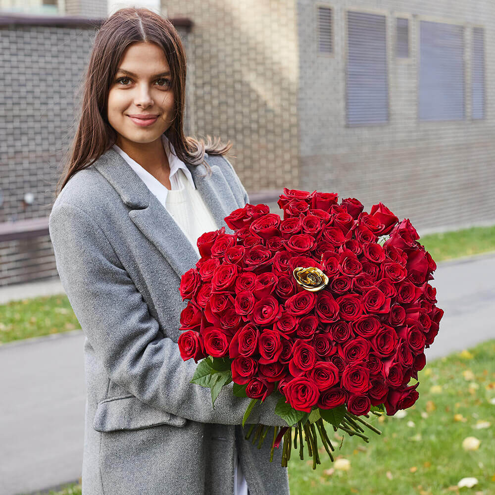 81 красная роза в букете 