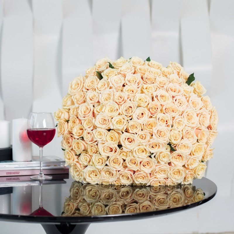 81 кремовая роза в букете