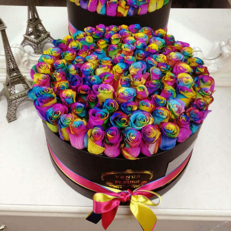 81 радужная роза в коробке