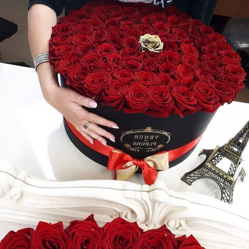 81 красная роза в коробке