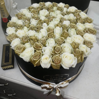 81 бело-золотая роза в коробке