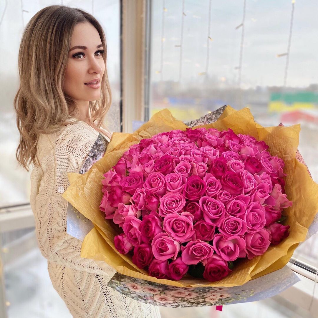 Микс из розовых роз в букете - 81 шт.