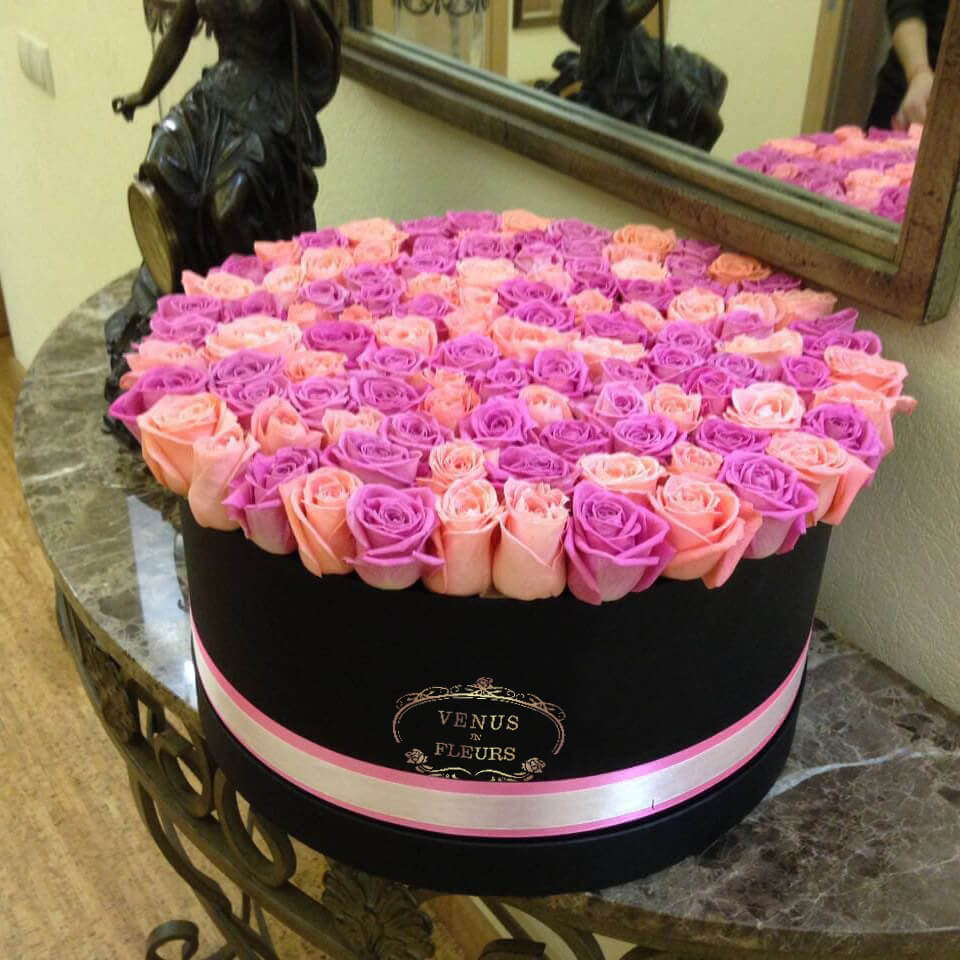 Микс из розовых роз в коробке - 81 шт.