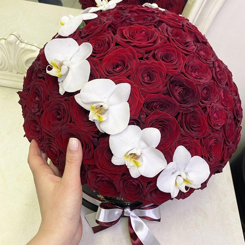 81 роза в форме шара с орхидеями