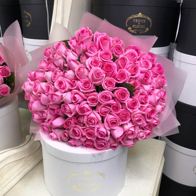 81 розовая роза в букете