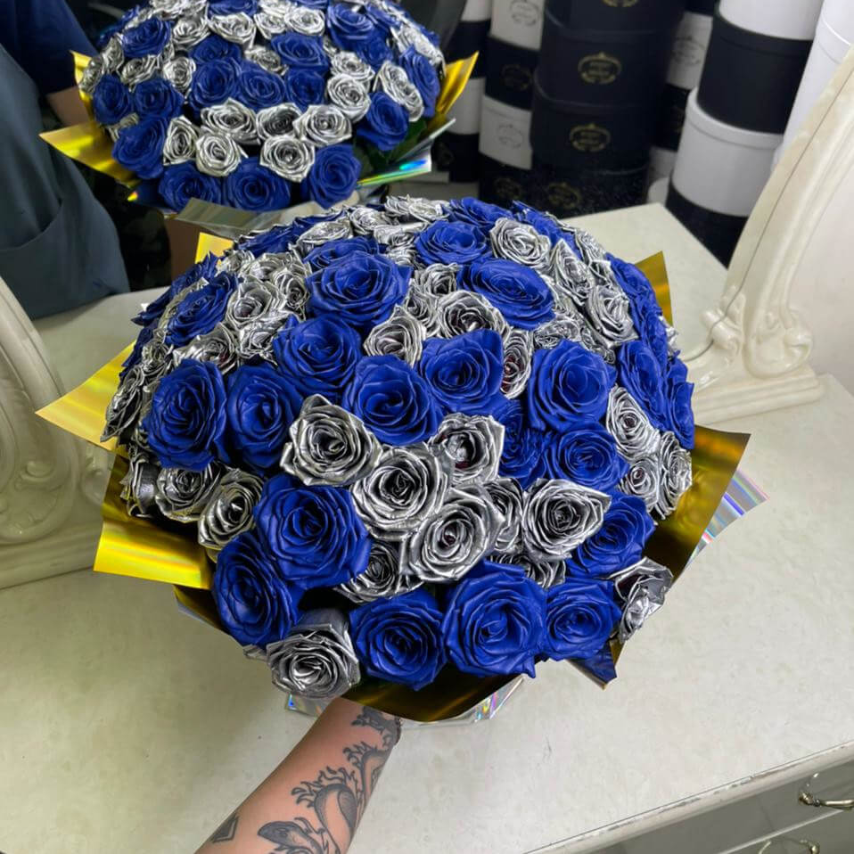 81 сине-серебряная роза в букете