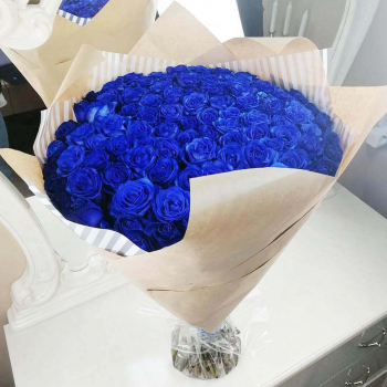 81 синяя роза в букете