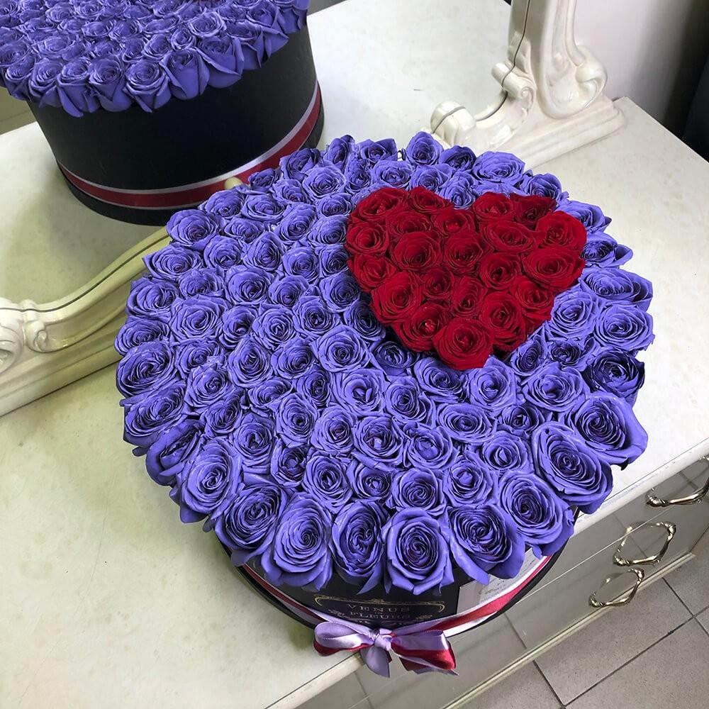 81 фиолетовая роза с красным сердцем