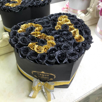 81 черная роза с золотой датой - сердце