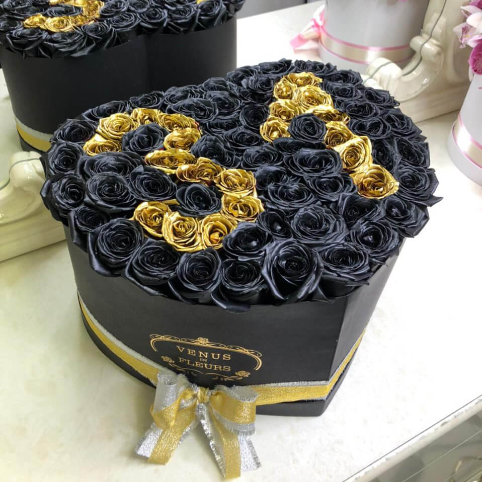 81 черная роза с золотой датой - сердце