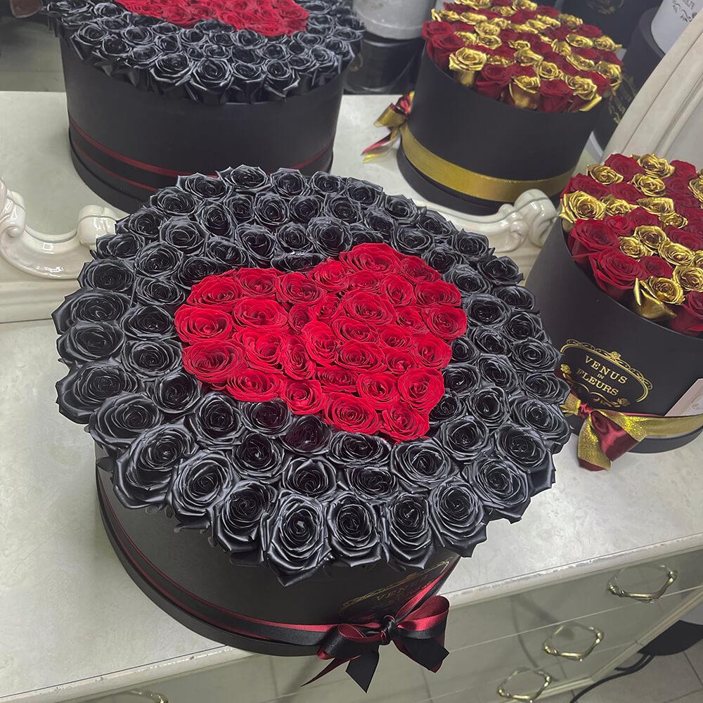 81 черная роза с красным сердцем