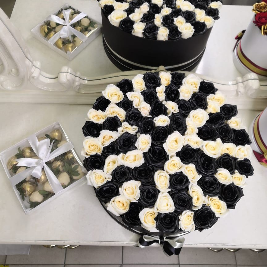 81 черно-белая роза в коробке
