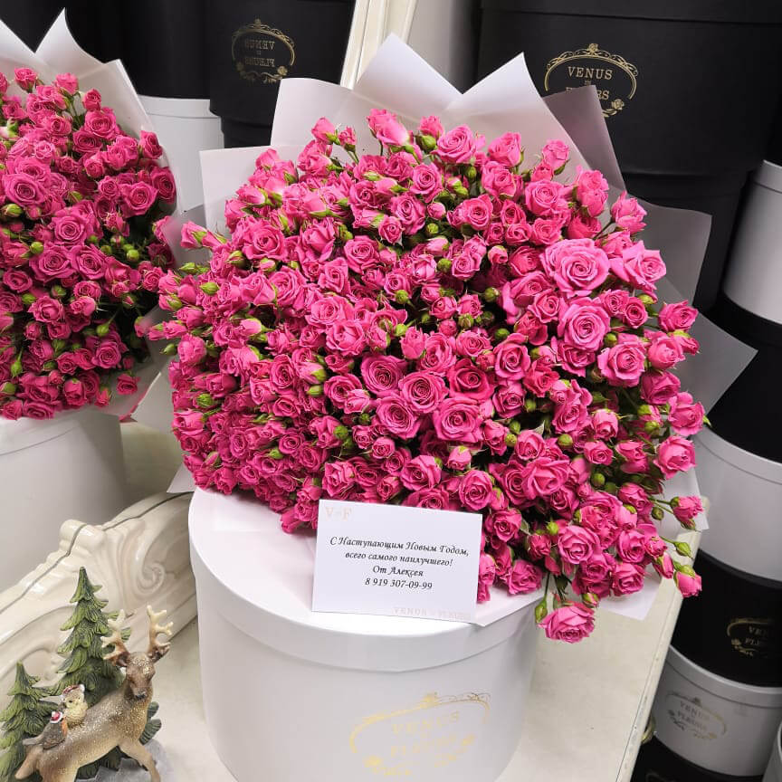 81 ярко-розовая кустовая роза в букете