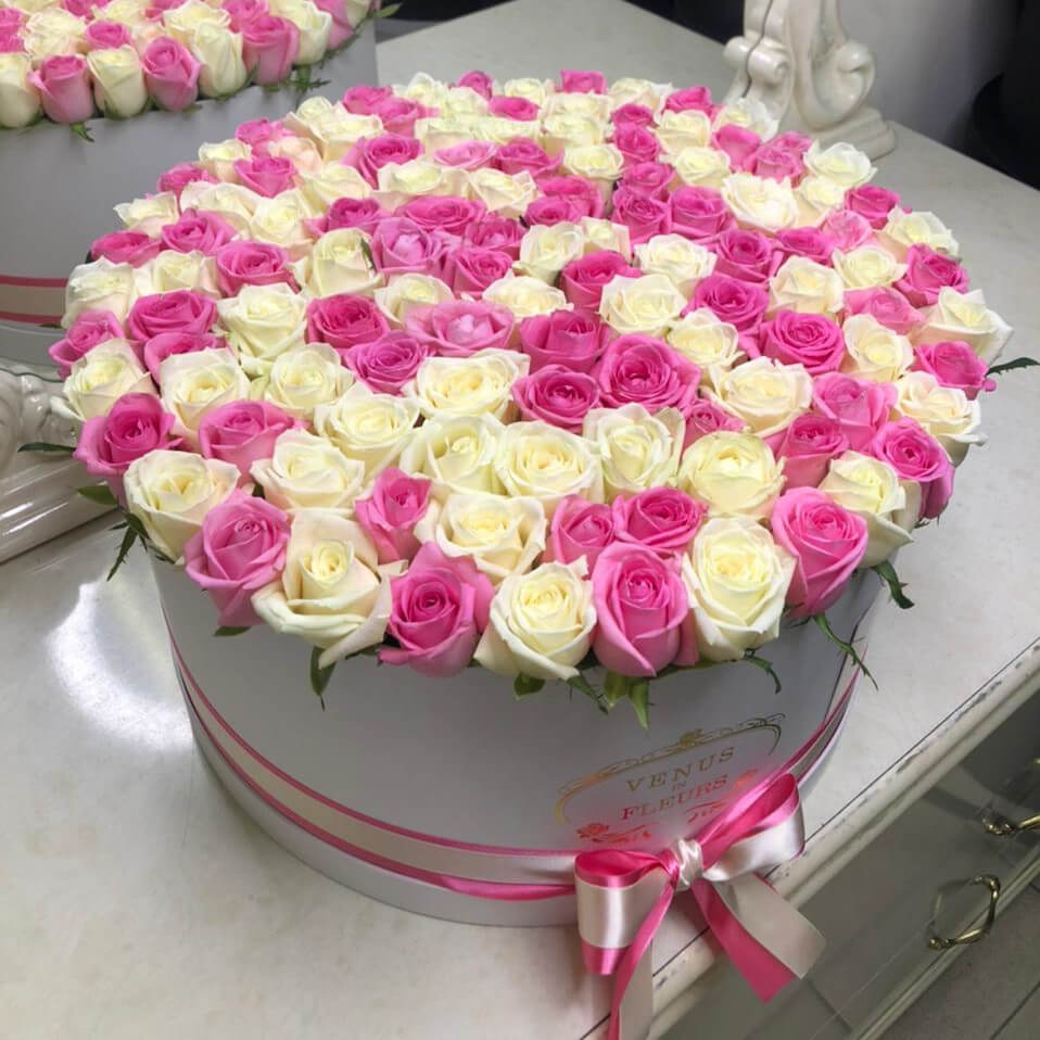 Бело-розовый микс из 81 розы в коробке
