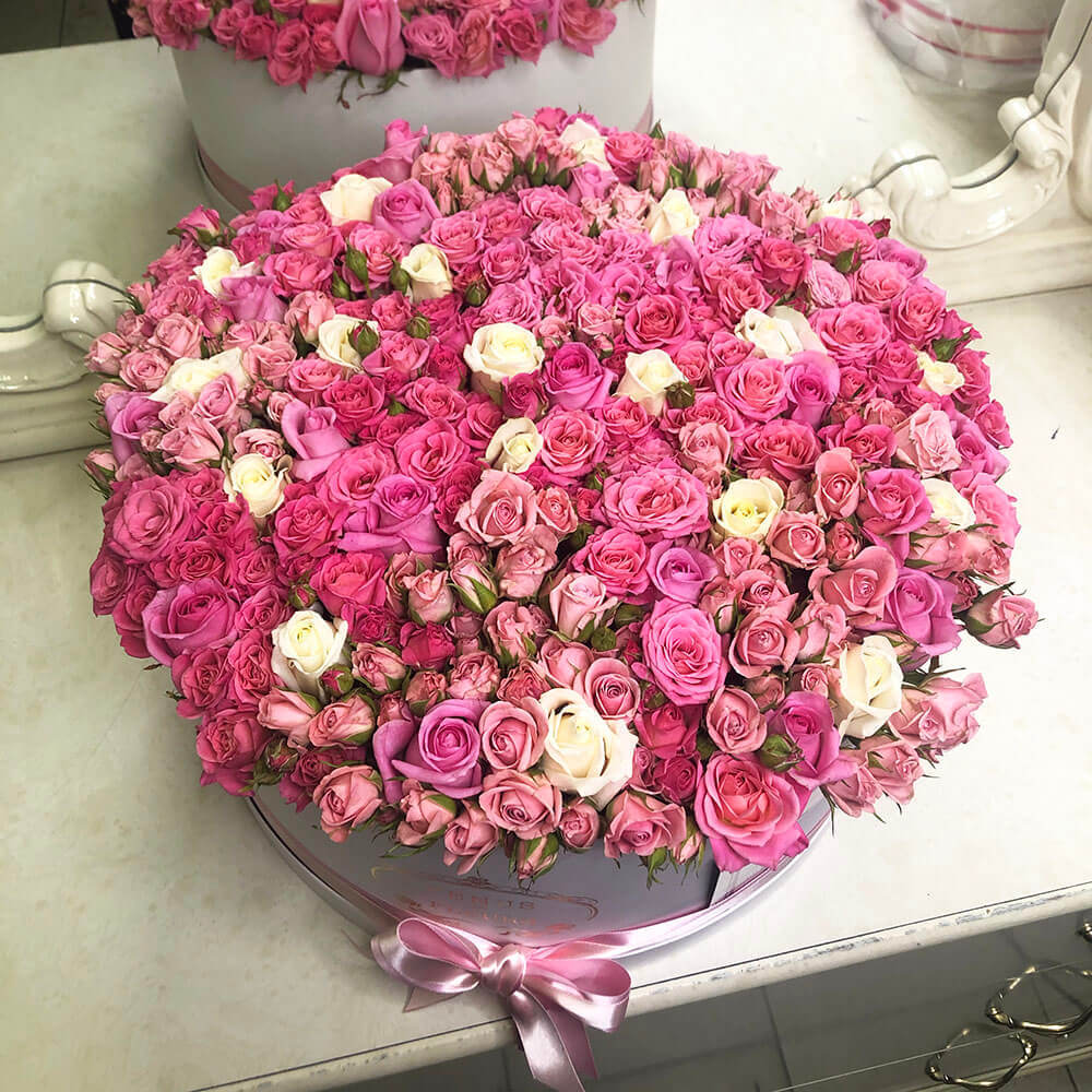 Бело-розовый микс кустовых роз - 81 шт