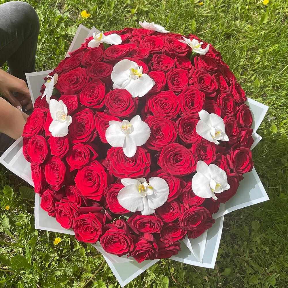 Красные розы с орхидеями - 81 шт.