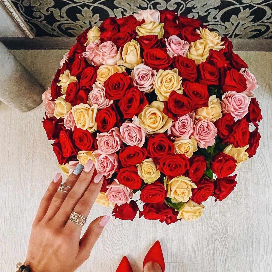 Микс из роз в букете - 81 шт.