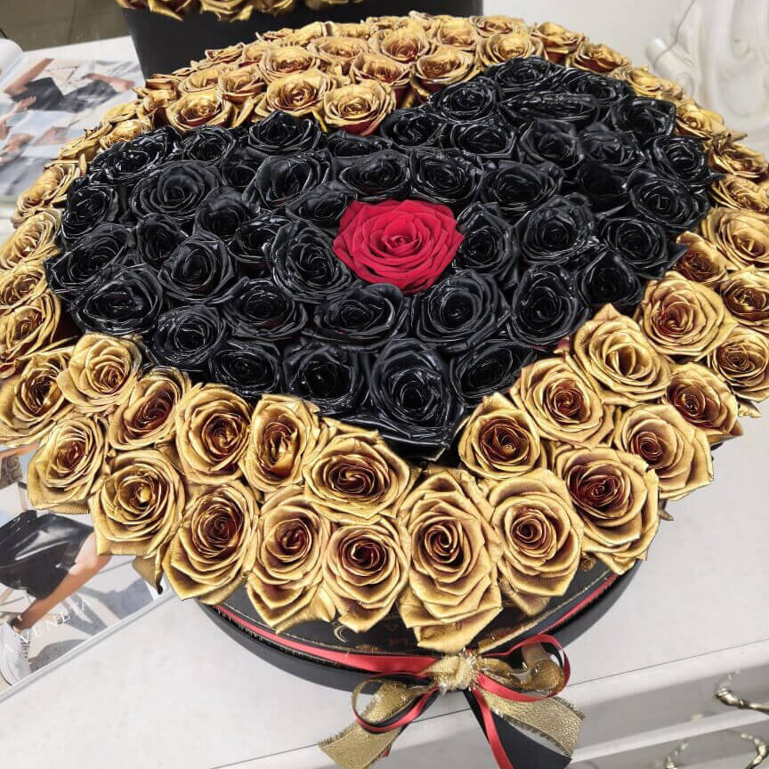 Золотые розы с сердцем - 81 шт.