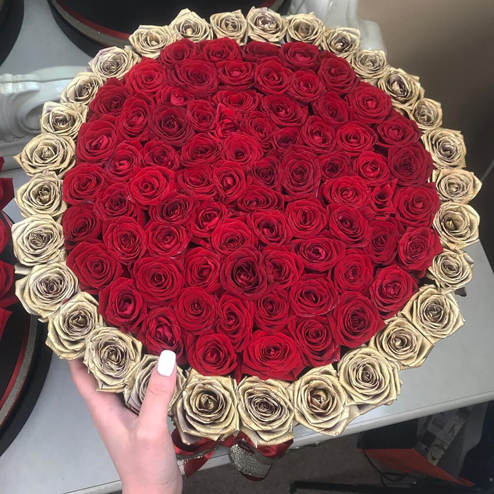 Красные розы с окантовкой - 81 шт.