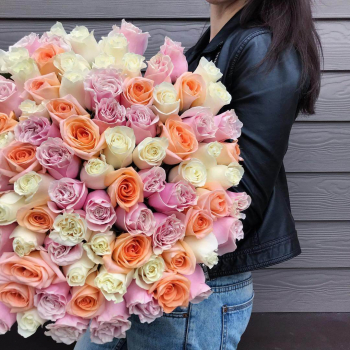 Разноцветные розы в букете - 81 шт.