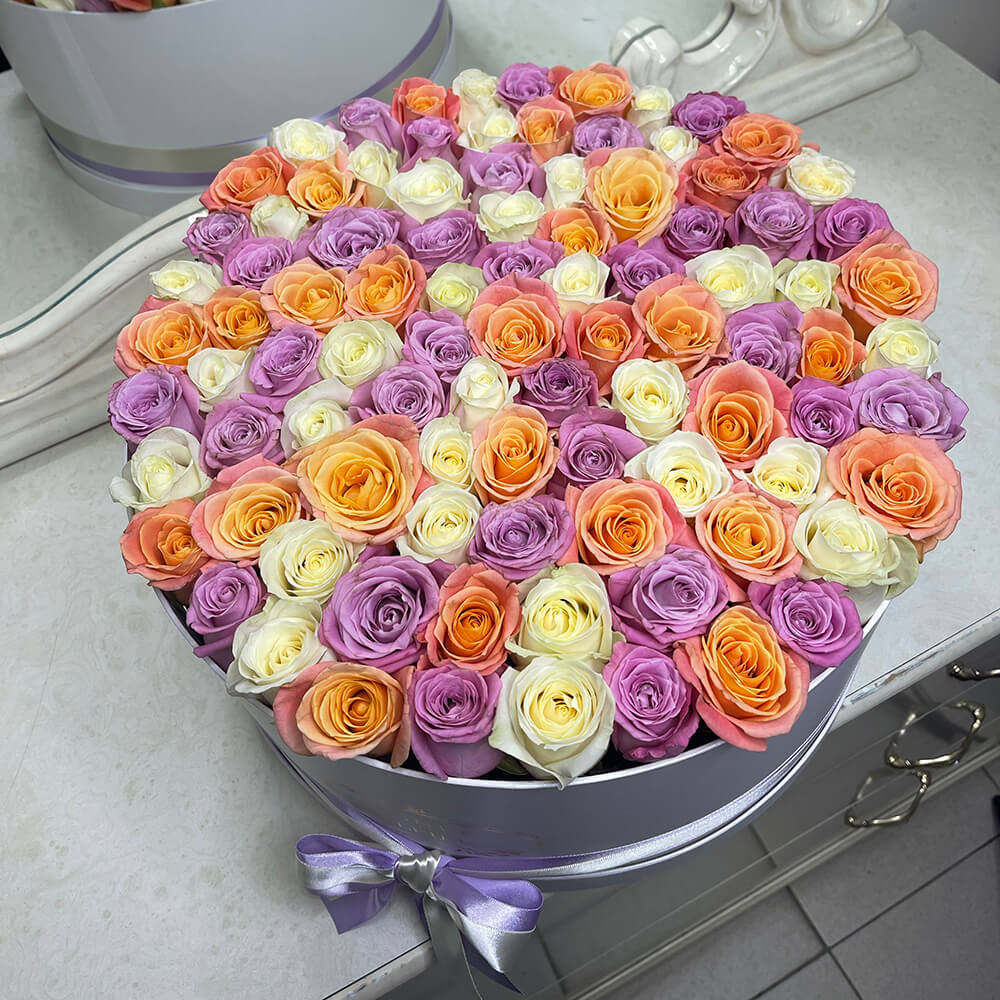 Разноцветные розы в коробке - 81 шт.