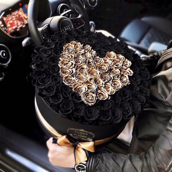 Черные розы с сердцем - 81 шт.