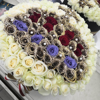 Белые розы "Её величество" - 131 шт. Белые розы "Её величество" - 131 шт.