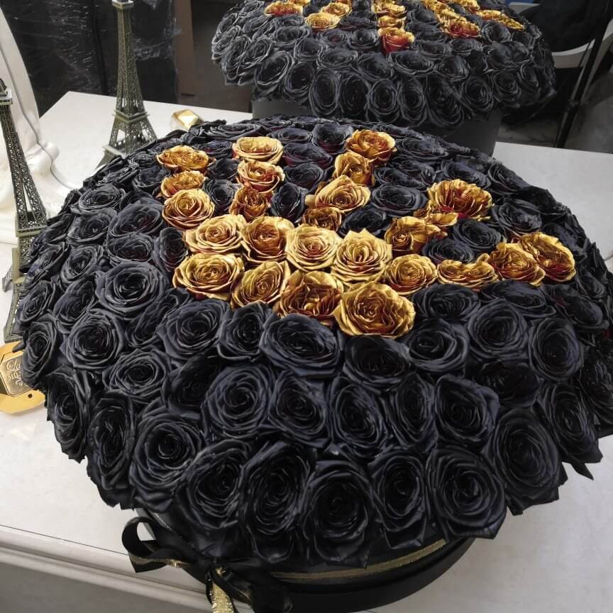 Черные розы с короной - 131 шт.