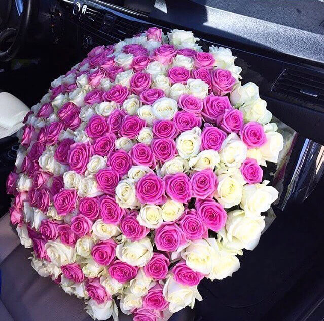 301 бело-розовая роза в букете - 70 см.