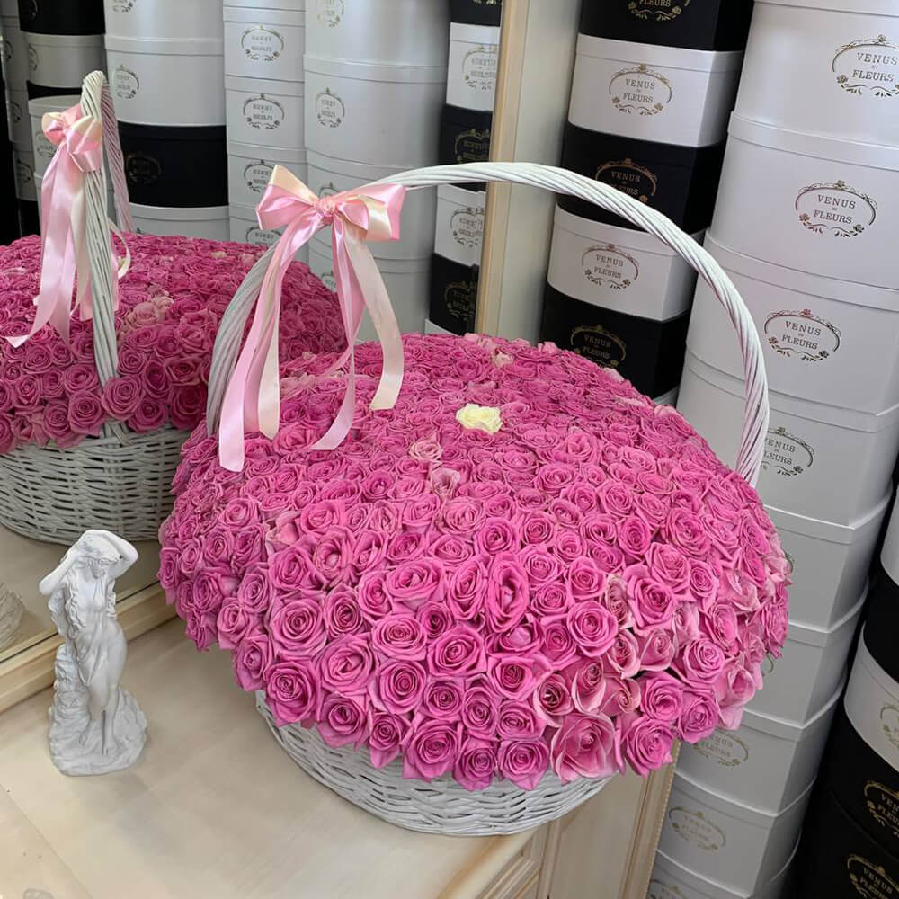 Розовые розы в корзине - 301 шт.