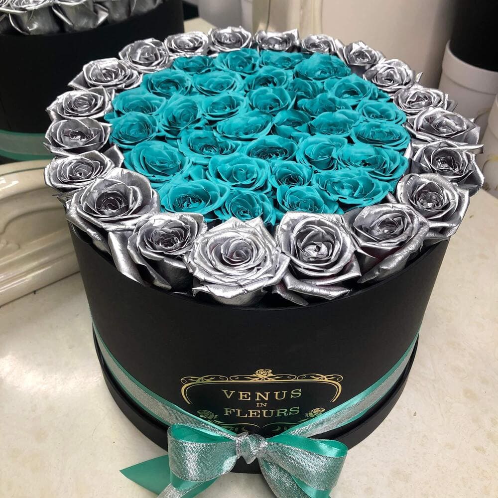 Бирюзовые розы с окантовкой - 65 шт.