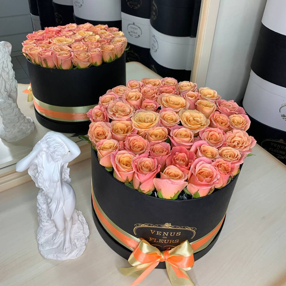 Оранжевые розы в коробке от 19 шт.