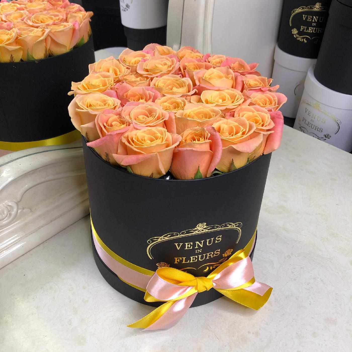 Оранжевые розы в коробке - 25 шт.