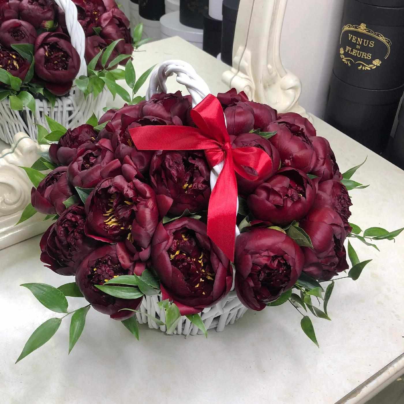 Бордовые пионы в корзине - 25 шт.